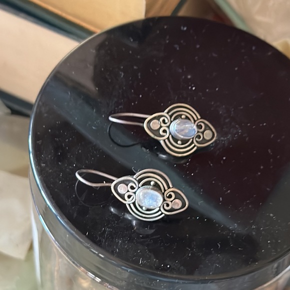 Pair pierced rainbow moonstone oval cabochon with sterling silver ornate design - Picture 4 of 7